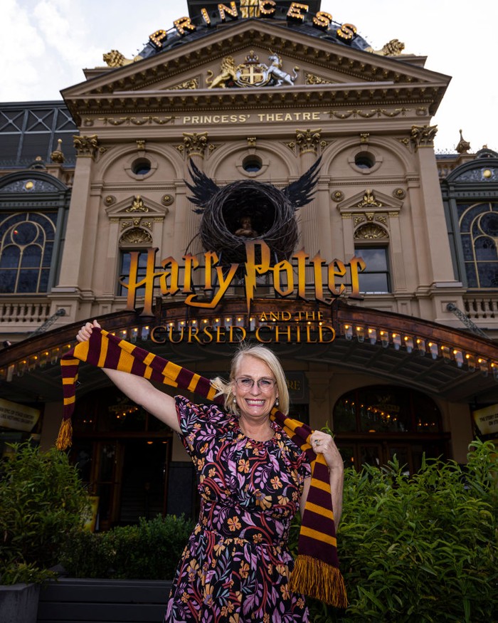 Panggung Teater Harry Potter Kembali Lagi MELBOURNE, AUSTRALIA - NOVEMBER 18: People arrive at Princess Theatre on November 18, 2021 in Melbourne, Australia. Harry Potter and the Cursed Child returns to the stage after 570 performances were cancelled due to ongoing COVID-19 lockdown restrictions in Melbourne. The two-part production will play until 27 March 2022. (Photo by Daniel Pockett/Getty Images)
