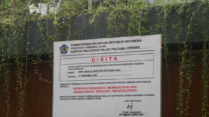 Papan berisi pemberitahuan penyitaan aset dari Kantor Wilayah DJP Daerah Istimewa Yogyakarta (DIY) yang terpasang di aset milik S.