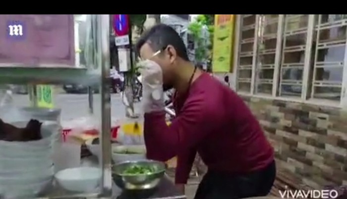 Duh! Pedagang Mie Ini Diamankan Polisi Usai Meniru Gaya Salt Bae
