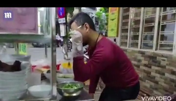 Duh! Pedagang Mie Ini Diamankan Polisi Usai Meniru Gaya Salt Bae