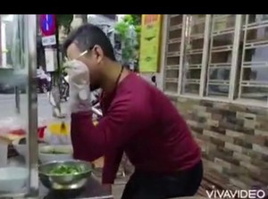 Duh! Pedagang Mie Ini Diamankan Polisi Usai Meniru Gaya Salt Bae