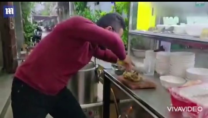 Duh! Pedagang Mie Ini Diamankan Polisi Usai Meniru Gaya Salt Bae