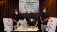 Direktur Utama PT Mega Eltra Hilman Taufik (kedua kanan), Direktur PT Lagenda NPK Indonesia Fadilawaty (kedua kiri), Direktur PT Mega Eltra Indrajaya (kiri) dan Direktur Dundi Insan melakukan penandatanganan kerjasama di Jakarta, Kamis (18/11/2021).