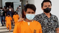 Empat orang yang ditangkap itu adalah Ahmad Ari alias Mat Ari alias Anak Jenderal. Ari alias Anak Jenderal ini memakai baju tahanan dengan nomor dada 55 saat konferensi pers. Selanjutnya ada Nanang, Hasan dan Heri Mulyono yang merupakan komplotan Mat Ari.