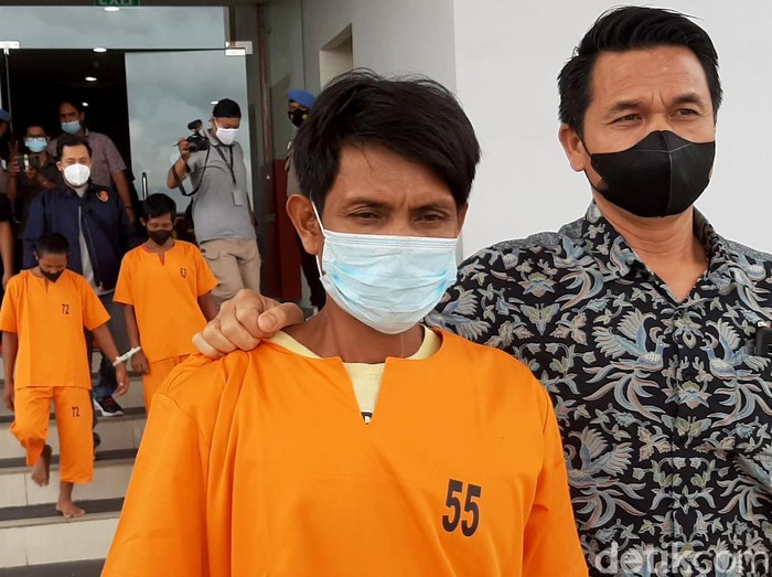Polisi tangkap 4 pelaku illegal logging di hutan lindung Riau. Ribuan kubik kayu olahan pun disita polisi dari komplotan pria berjuluk Anak Jenderal ini.