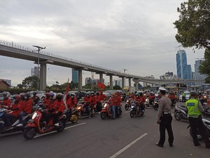 Usai Bakar Boneka Gurita, Massa Buruh di Gedung Kemnaker Bubarkan Diri