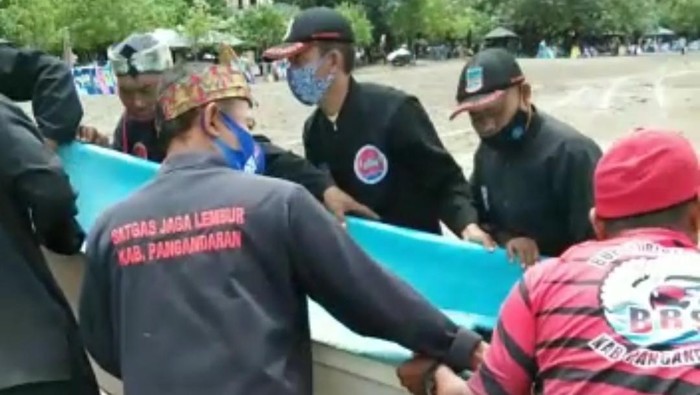 Petugas Jaga Lembur mengamankan perahu penangkap benur