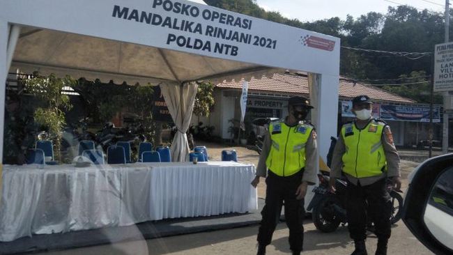 Petugas menyekat jalan masuk menuju area balapan Mandalika.