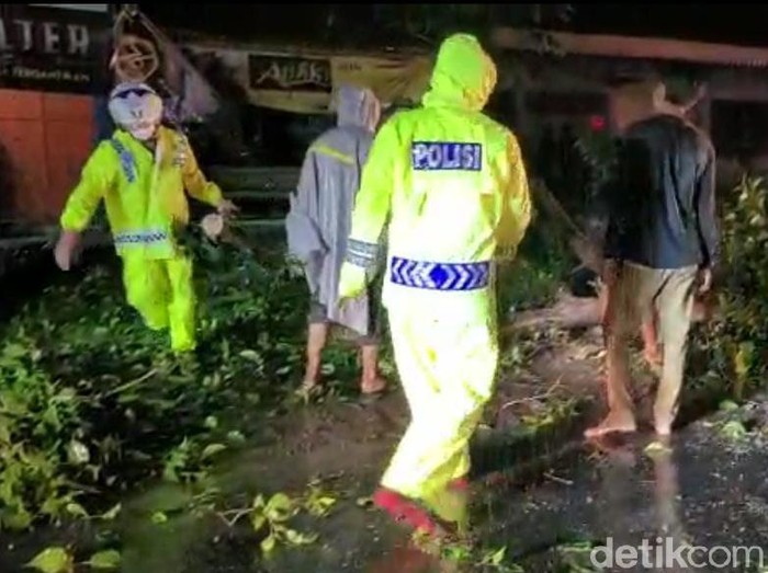 Ada pohon tumbang di Jalan Raya Ngawi-Solo akibat hujan deras disertai angin kencang. Akibatnya, lalu lintas mengalami kemacetan selama satu jam.