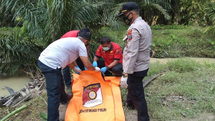 Polisi saat melakukan olah TKP penemuan jasad bayi di dalam goni tersangkut di aliran sungai