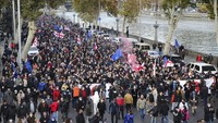 Kelompok oposisi berunjukrasa untuk memberi dukungan kepada mantan Presiden Mikheil Saakashvili, di Ibu Kota Tbilisi, Georgia, (15/11/2021).  Eropa menyumbang lebih dari setengah rata-rata infeksi 7 hari secara global dan sekitar setengah dari kematian terbaru, tingkat tertinggi sejak April tahun lalu ketika virus itu mencapai puncaknya di Italia. (AP Photo/Zurab Tsertsvadze)