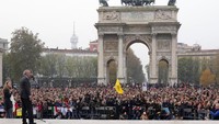 Robert F. Kennedy Jr menemui ribuan pengunjukrasa yang menentang vaksinasi COVID-19 di Milan, Italia (13/11/2021).  (AP Photo/Antonio Calanni)