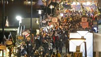 Keramaian pasar malam di  Oberhausen, Jerman (12/11/2021). Penanganan Covid-19 di Jerman mulai masuk ke perdebatan politik hingga menghambat tindakan cepat yang harus dilakukan. (AP Photo/Martin Meissner)