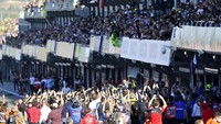 Kerumunan penonton saat pebalap Valentino Rossi mengakhiri sesi balap terakhir sebelum pensiun, di Spanyol (14/11/2021).  (AP Photo/Alberto Saiz)