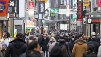 Keramaian warga di kawasan perbelanjaan di Cologne, Jerman, (17/11/2021).  Seperti dilansir AFP, Jumat (19/11/2021), jumlah kasus baru Corona di Jerman kembali mencetak rekor tertinggi, dengan data Robert Koch Institute (RKI) menyebutkan 65.371 kasus tercatat dalam 24 jam terakhir. (AP Photo/Martin Meissner)