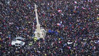 Pendemo berkumpul di pusat kota Praha, Ceko (17/11/2021) di saat kenaikan kasus pandemi meningkat di Eropa. Pendemo berkumpul untuk memperingati Revolusi Velvet yakni revolusi yang mengakhiri masa-masa komunis Soviet di negeri itu. (AP Photo/Petr David Josek)
