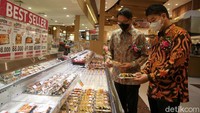 President Director of PT Aeon Indonesia Takahiro Osugi (kanan) bersama President Director of PT Aeon Mall Indonesia Daisuke Isobe meninjau salah satu gerai di Aeon Mall Tanjung Barat, Kamis (18/11/2021).