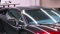 Raffi Ahmad pun senang karena mobil kesayangannya sudah kembali dan jadi keren banget. Foto: YouTube Raffi Ahmad