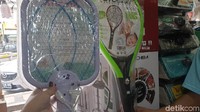 Banyak faktor yang menyebabkan raket nyamuk cepat rusak. Salah ngecas, kepentok lemari, dan jarang dibersihkan, termasuk di antaranya. Foto: Salwa Aisyah Sheilanabilla/detikHealth