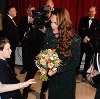 Kate tampil dengan rambut keriting yang ditata menyamping. Penampilannya itu tampak lebih muda dan stylish. Foto: Getty Images/WPA Pool