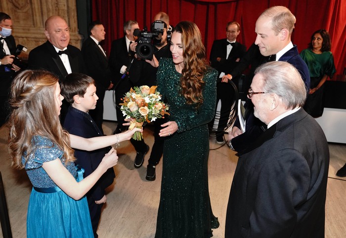 Rambut Baru Kate Middleton LONDON, ENGLAND - NOVEMBER 18: Catherine, Duchess of Cambridge is given a posy by 10 year old Poppy Clee and Rowan Clarke during the Royal Variety Performance at Royal Albert Hall on November 18, 2021 in London, England. (Photo by Jonathan Brady - WPA Pool/Getty Images)