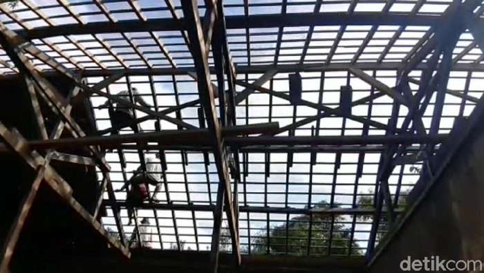 Salah satu SD di Brebes, Jawa Tengah, masih dalam proses renovasi terancam tak selesai sesuai jadwal, Jumat (19/11/2021).
