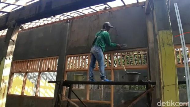 Salah satu SD di Brebes, Jawa Tengah, masih dalam proses renovasi terancam tak selesai sesuai jadwal, Jumat (19/11/2021).