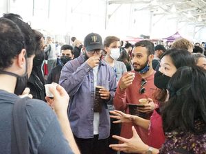 Bule-bule Rela Antre Demi Cicipi Kopi Indonesia di San Fransisco