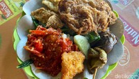 Salah satu lauk favorit adalah telur dadarnya. Telur gorengnya unik karena gembul dan terdapat lapisan-lapisan telur yang keriting. Foto: detikcom/Riska Fitria