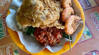 Huaah! Pedas Nyengat Sego Tempong Mbok Nah Lauk Telur Dadar Keriting