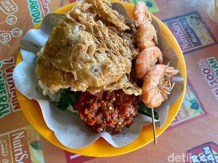 Huaah! Pedas Nyengat Sego Tempong Mbok Nah Lauk Telur Dadar Keriting