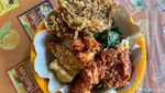 Huaah! Pedas Nyengat Sego Tempong Mbok Nah Lauk Telur Dadar Keriting