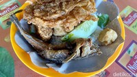 Sambal yang diracik dengan cabai rawit dan ranti tersebut menjadi ciri khas dari sego tempong. Karenanya, sambal selalu tersedia dalam jumlah yang sangat banyak. Foto: detikcom/Riska Fitria