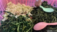 Sesuai dengan namanya, Sego Tempong Mbok Nah ini merupakan milik seorang bernama Rahnah (57). Warung ini sudah ada sejak tahun 1990-an. Foto: detikcom/Riska Fitria