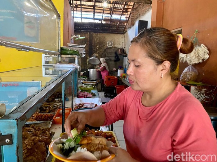 Sego Tempong Mbok Nah Sego Tempong Mbok Nah: Gurihnya Telur Dadar Krispi dengan Sambal khas Banyuwangi