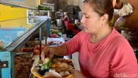 Di Banyuwangi ada banyak warung sego tempong. Salah satu yang legendaris adalah Sego Tempong Mbok Nah. Lokasinya berada di Jl. Kolonel Sugiono No.16, Kertosari, Banyuwangi. Foto: detikcom/Riska Fitria