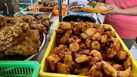 Seporsi sego tempong disajikan dengan nasi, sayuran rebus, lauk, lalapan dan sambal. Untuk sayuran rebusnya terdiri dari daun bayam, terong dan manisa yang direbus. Foto: detikcom/Riska Fitria