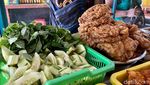 Huaah! Pedas Nyengat Sego Tempong Mbok Nah Lauk Telur Dadar Keriting