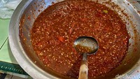 Dalam satu porsi, sambal bisa diberikan satu centong sayur. Warung Sego Tempong Mbok Nah sendiri bisa menghabiskan sebanyak 15 kilogram cabai rawit dan 30-35 kilogram ranti. Foto: detikcom/Riska Fitria