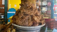 Harga yang ditawarkan berbeda-beda tergantung dengan jenis lauknya. Harganya sangat terjangkau, sego tempong telur Rp 11.000, lauk ayam Rp 15.000, pepes Rp 13.000, udang Rp 20.000, ikan laut Rp 15.000 dan ati ampela Rp 13.000. Foto: detikcom/Riska Fitria