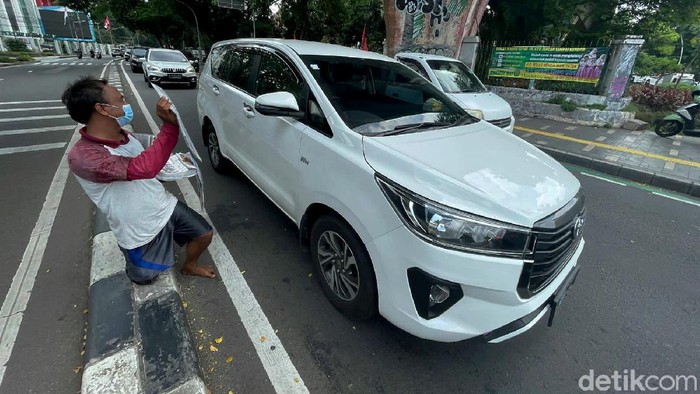 Keterbatasan fisik tak mengendurkan semangat Santo (36) untuk mencari nafkah. Ia tetap semangat berjualan koran meski dengan satu kaki.