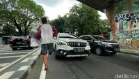Meski dengan hanya satu kaki dan sambil berlompat-lompat tanpa tongkat penyangga, Santo berjualan koran di persimpangan Jalan Pangeran Diponegoro, Jakarta.