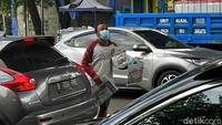 Sebelumnya Santo biasa berjualan koran di simpang Pasar Senen, Jakarta. Namun karena ada pembangunan Underpass Pasar Senen, ia pun pindah lokasi untuk berjualan koran.