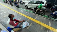 Setiap hari Santo harus menempuh jarak puluhan kilo dari rumahnya menuju tempat berjualan. Kegigihannya dalam mencari nafkah ia lakukan sebagai bentuk tanggung jawab menjadi kepala keluarga.