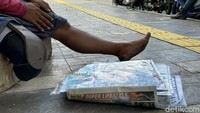 Dalam sehari, Santo bisa mendapatkan uang hingga Rp 30 ribu dari berjualan koran.