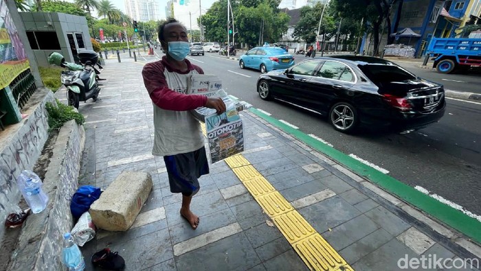 Semangat Santo Berjualan Koran Meski dengan Satu Kaki Keterbatasan fisik tak mengendurkan semangat Santo (36) untuk mencari nafkah. Ia tetap semangat berjualan koran meski dengan satu kaki.