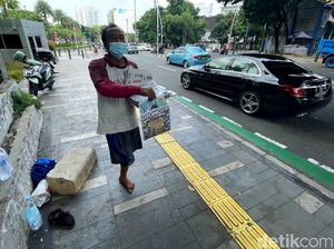 Semangat Santo, Penjual Koran dengan Satu Kaki di Cikini