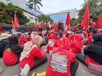 Serikat Buruh Gelar Aksi Tolak Penghapusan Upah Sektoral Di Gedung Kemnaker