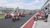 Sejumlah pembalap bersiap melaju saat sesi latihan bebas latihan bebas pertama (Free Practice 1/FP1) balapan Idemitsu Asia Talent Cup (IATC) di Pertamina Mandalika International Street Circuit di KEK Mandalika, Desa Kuta, Kecamatan Pujut, Praya, Lombok Tengah, NTB, Jumat (19/11/2021).