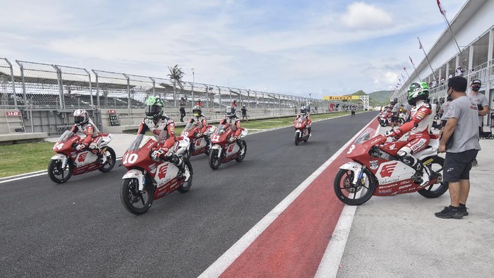 Pembalap melaju saat sesi latihan bebas latihan bebas pertama (Free Practice 1/FP1) balapan Idemitsu Asia Talent Cup (IATC) atau MotoGP Junior di Pertamina Mandalika International Street Circuit di KEK Mandalika, Desa Kuta, Kecamatan Pujut, Praya, Lombok Tengah, NTB, Jumat (19/11/2021). IATC 2021 yang dimulai pada Jumat (19/11) diawali latihan bebas pertama (Free Practice 1/FP1) dan dilanjut sore harinya untuk balapan pertama (Race 1) pada pukul 16.15 Wita sebanyak 16 putaran. ANTARA FOTO/Ahmad Subaidi/foc.